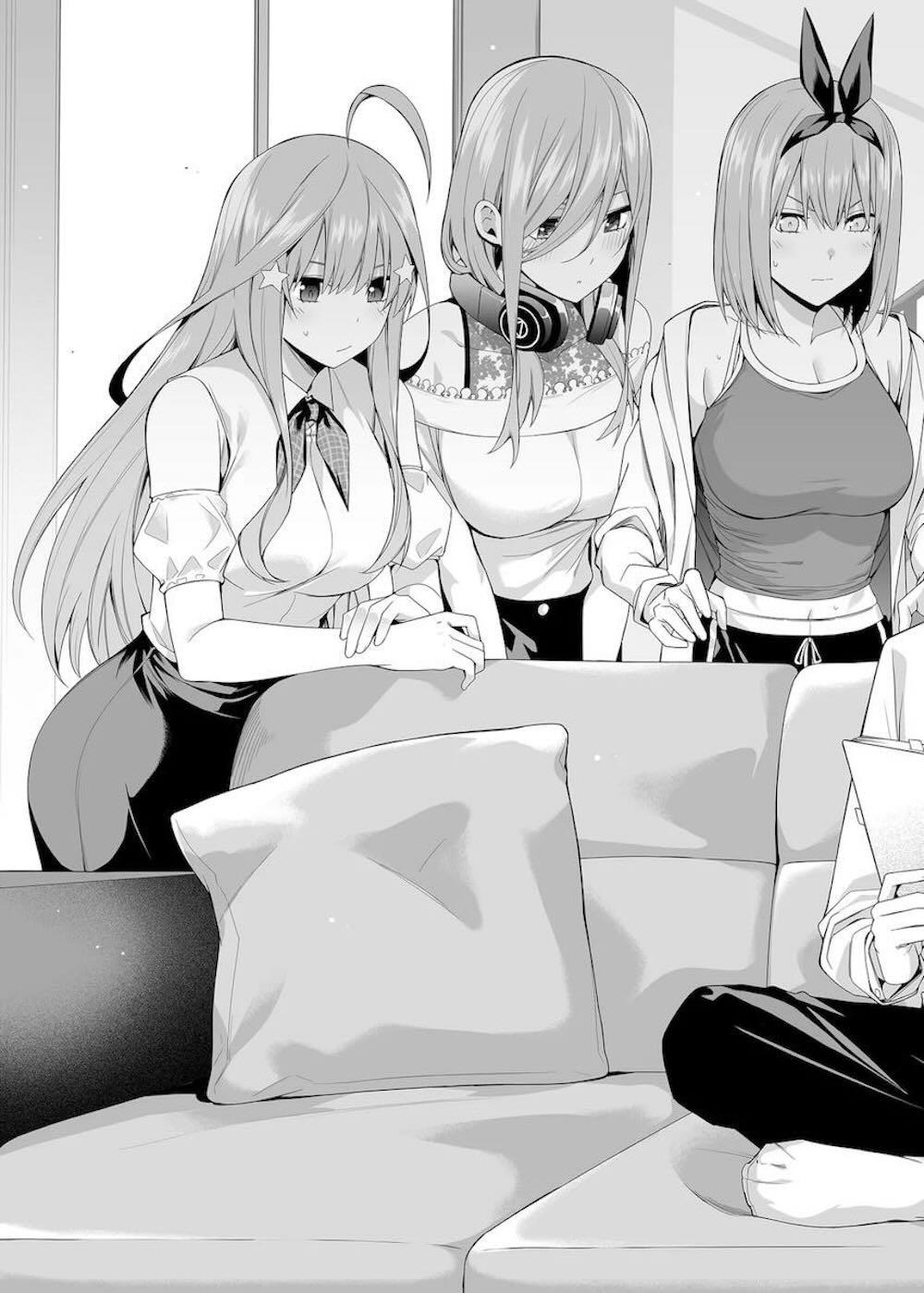 【五等分の花嫁】見つかったら終わるかもしれないスリリングなシチュエーションを楽しんでしまう中野一花がコートの下に隠された魅力的な水着姿を見せつけ試着室でフーターローと密着エッチ32